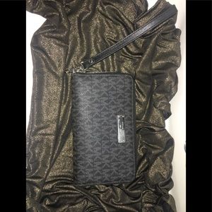 🤩Beautiful MK Wristlet